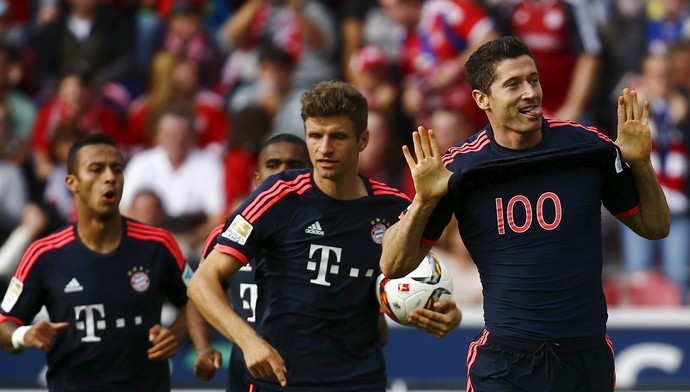 Lewandowski comemora gol Bayern de Munique (Foto: REUTERS/Kai Pfaffenbach)