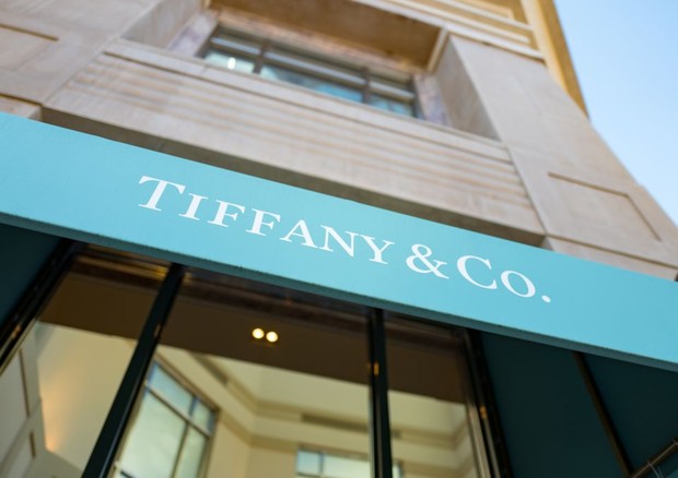 Close-up of sign on distinctive blue awning at the Tiffany and Co luxury jewelry store in downtown Walnut Creek, California, November 17, 2017. (Photo by Smith Collection/Gado/Getty Images) (Foto: Getty Images)