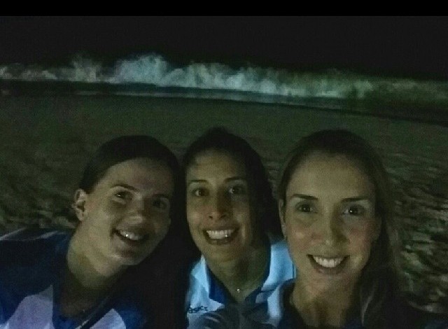 Thaísa e Sheilla na praia de madrugada no Rio (Foto: Reprodução Instagram)