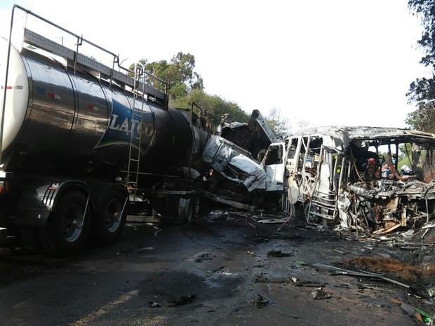 Motoristas do caminhão e do ônibus morreram carbonizados após acidente na PR-323, em Cafezal do Sul (Foto: Rogério Pinheiro/RPC)