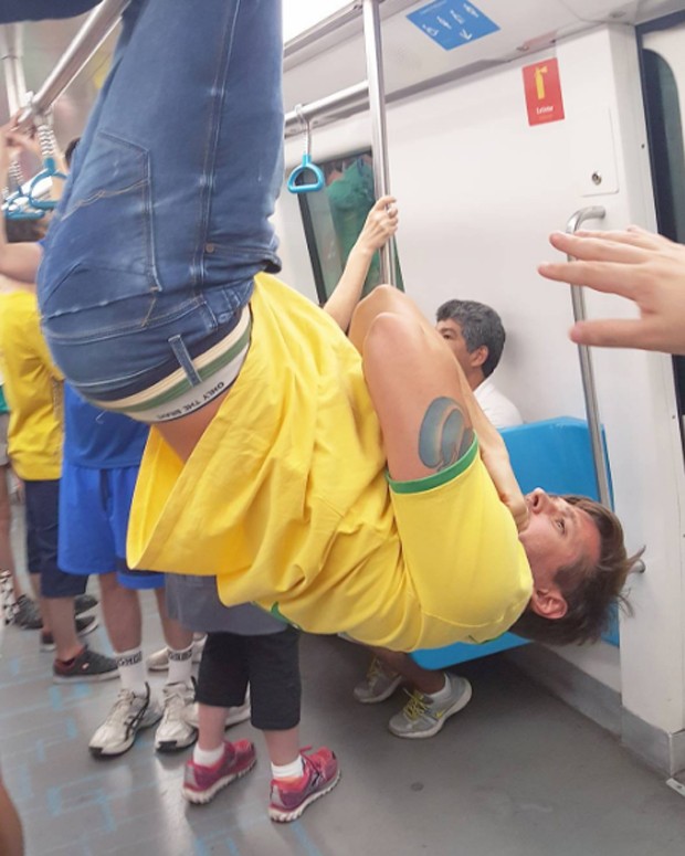 Dado Dolabella no metrô (Foto: Reprodução)