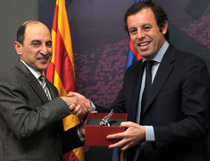 Barcelona Sandro Rosell ao lado de Akbar AL Baker qatar foundation (Foto: Agência AFP)