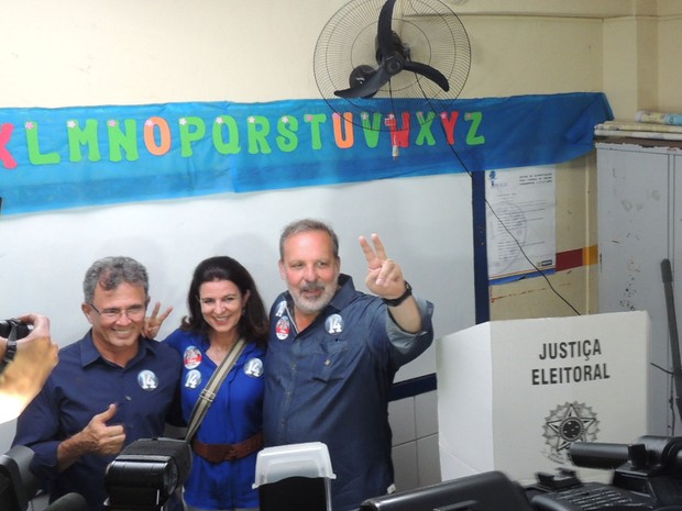 Armando Monteiro vota junto com a mulher e o candidatoa vice, Paulo Rubem (Foto: Lucas Liausu/Globoesporte.com) Armando Monteiro vota junto com a mulher e o candidatoa vice, Paulo Rubem (Foto: Lucas Liausu/Globoesporte.com)