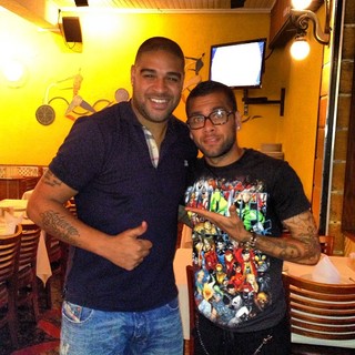 Adriano e Daniel Alves (Foto: Reprodução/Instagram)
