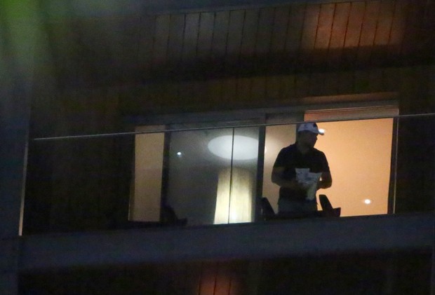 Russell Crowe na sacada de hotel no RJ (Foto: Marcello Sá Barretto / Agnews)