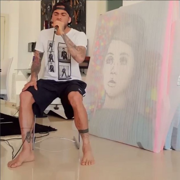 Daniel Alves mostra rebolado e canta em tarde de karaokê  (Foto: Reprodução do Instagram)