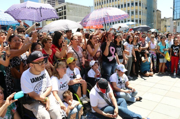 Mesmo com o calor de 30ºC, o público compareceu em peso ao pocket show (Foto: Paula Menezes/RBS TV)