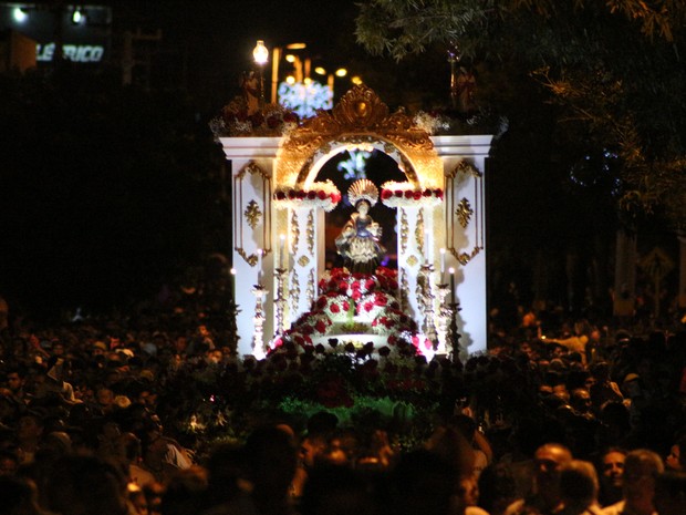 Procissão de Santa Luzia reuniu milhares de fiéis (Foto: Marcelino Neto/G1)