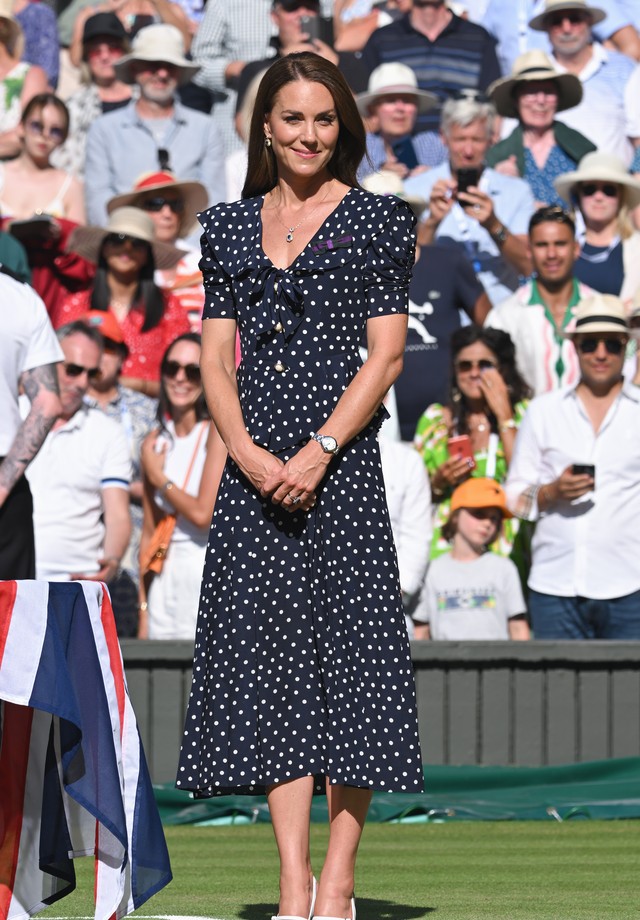LONDON, ENGLAND - JULY 10: Catherine, Duchess of Cambridge attends the Men's Singles Final at All England Lawn Tennis and Croquet Club on July 10, 2022 in London, England. (Photo by Karwai Tang/WireImage) (Foto: WireImage)