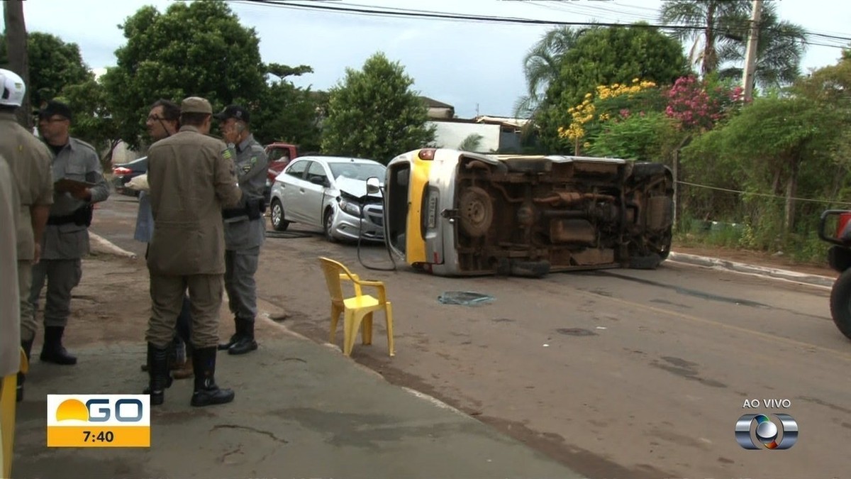 Acidente Entre Carro E Van Escolar Deixa Motorista E Crian As Feridos