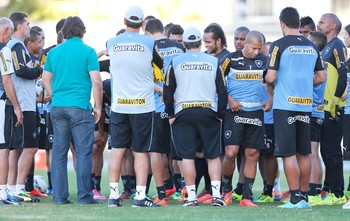 Gottardo conversa com jogadores do Botafogo (Foto: Alexandre Cassiano / Agência O Globo)