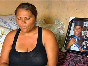 Mãe de adolescente encontrada carbonizada não entendendo como tudo aconteceu, em Aparecida de Goiânia, Goiás (Foto: Reprodução/TV Anhanguera)