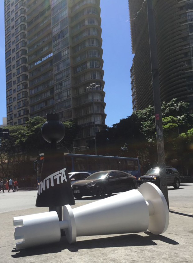 Em ação, cantora Anitta coloca peças de xadrez gigantes na praça Sete