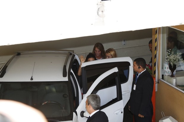 Isis Valverde saindo do hospital (Foto: Felipe Assumpção/AgNews)