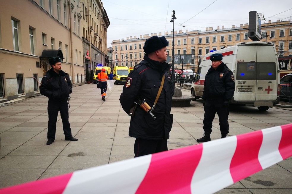Policiais isolam área próxima ao metrô de São Petersburgo, na Rússia (Foto: Ruslan Shamukov/AFP)