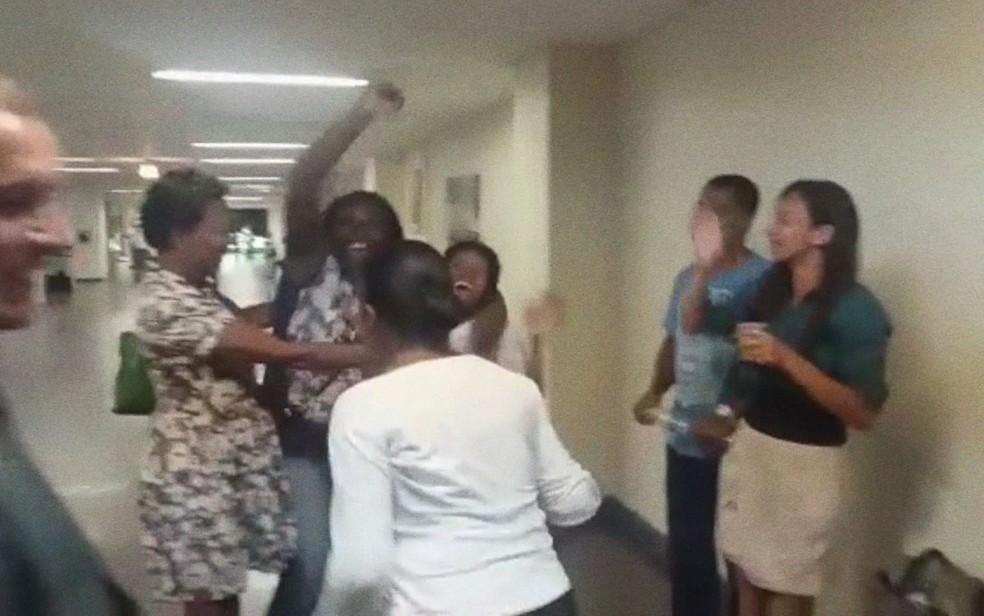 Família comemora a libertação de Wilson no Fórum da Barra Funda (Foto: TV Globo/Reprodução)