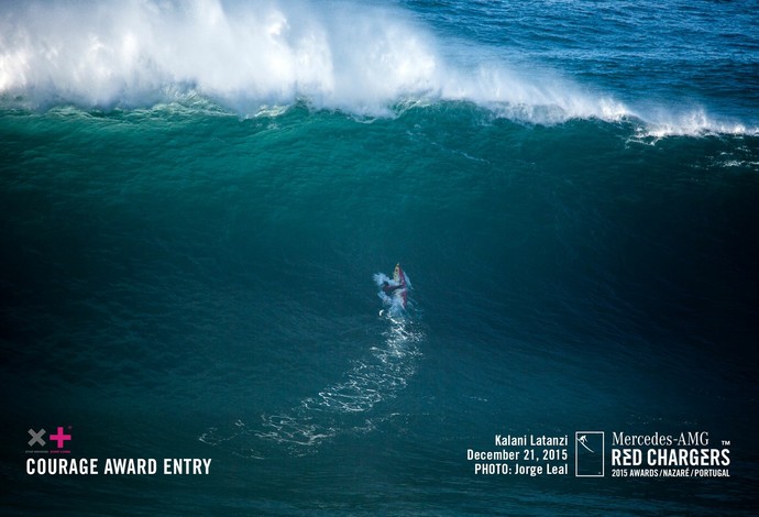 Kalani Latanzi mostrou atitude e coragem ao encarar pared&atilde;o de &aacute;gua na remada, pr&aacute;tica que ele tamb&eacute;m faz facilidade no bodyboard (Foto: Jorge Leal / Red Charges)