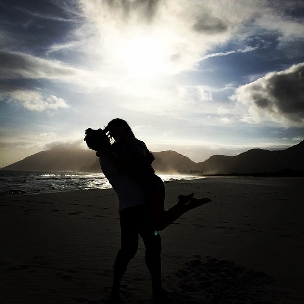 Uriel Del Toro com a namorada, Isis Valverde, em praia no Rio (Foto: Instagram/ Reprodução)