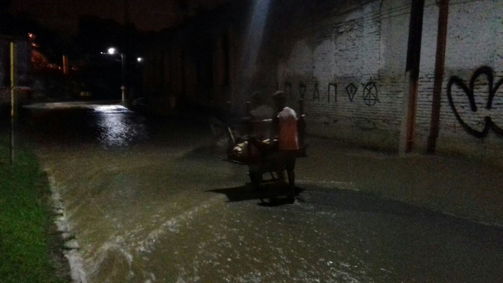Moradores e comerciantes esvaziam imóveis com medo de inundação em Rio Largo (Foto: Kleverton Amorim/Arquivo pessoal)