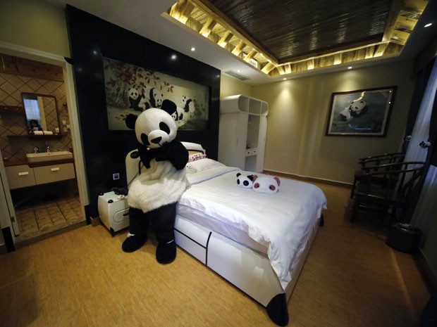 Funcionário vestido de panda apresenta o hotel temático sobre o urso na China (Foto: Reuters/China Daily)