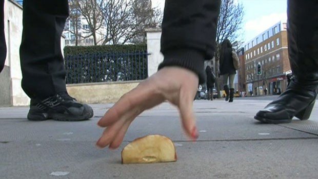 Regra dos 5 segundos: cientistas querem testar crença comum de que não há risco à saúde se alimento ficar pouco tempo no chão (Foto: Reprodução/BBC)