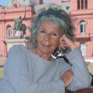 ANTI-KIRCHNER Beatriz Sarlo, em 2009, em frente à Casa Rosada, a sede da Presidência argentina (Foto: Palito Haliasz/Estadão Conteúdo)