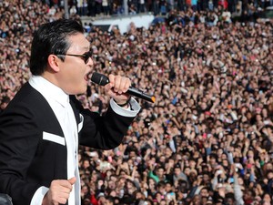 Psy atraiu milhares de fãs em show em Paris  (Foto: AFP)