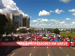 Professores do DF decidem em assembleia manter greve por tempo indeterminado (Foto: Maiara Dornelles / G1)