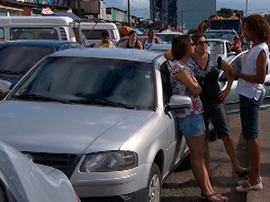 Movimento de veículos é intenso no ferry boat na véspera do feriado  (Foto: Imagens/ TV Bahia)