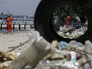 Praia na Ilha do Governador voltou a ter lixo coletado neste domingo (Foto: Fábio Gonçalves / Agência O Dia / Estadão Conteúdo)