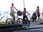 Glenda Kozlowski pedala com o filho na orla do Rio