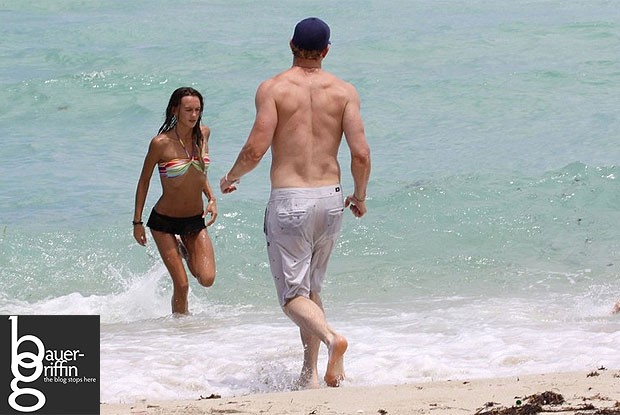 Kellan Lutz e namorada (Foto: Reprodução)