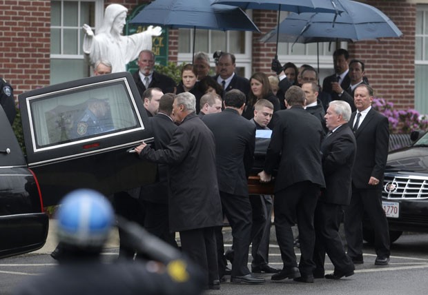 Cerimônia religiosa em homenagem ao policial Sean Collier foi realiza nesta terça-feira (Foto: Steven Senne/AP)
