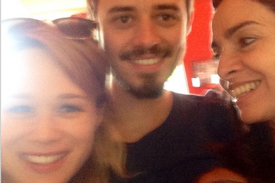 Mariana Ximenes, Cláudia Ohana e o diretor Pedro Morelli em um dos intervalos das filmagens de Zoom (Foto: Reprodução Instagram) Mariana Ximenes, Cláudia Ohana e o diretor Pedro Morelli em um dos intervalos das filmagens de Zoom (Foto: Reprodução Instagram)