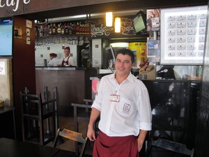 Rogério de Carvalho Ferro, 29 anos, garçom de um bar na região da Avenida Paulista, em São Paulo (Foto: Cauê Muraro/G1)