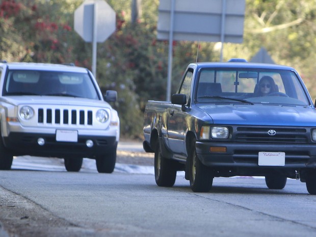 Kristen deixa a casa de Pattinson seguida por ele (Foto: Grosby Group)