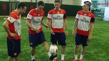 Cazorla, Özil, Monreal e Héctor Bellerin com a bola para canhotos testada e lançada pelo Arsenal