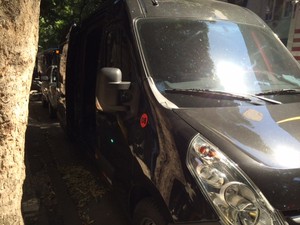 Van do grupo foi cercada por criminosos em estrada do RJ (Foto: Alba Valéria Mendonça/ G1)