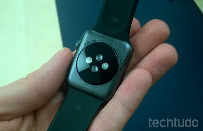 Apple Watch traz sensores de batimentos cardíacos (Foto: Elson de Souza/TechTudo) Apple Watch traz sensores de batimentos cardíacos (Foto: Elson de Souza/TechTudo)