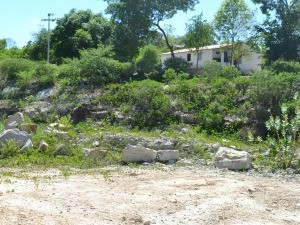 Casa de Maria das Dores sofreu danos com implosões para continuação de ferrovia (Foto: André Teixeira/G1)