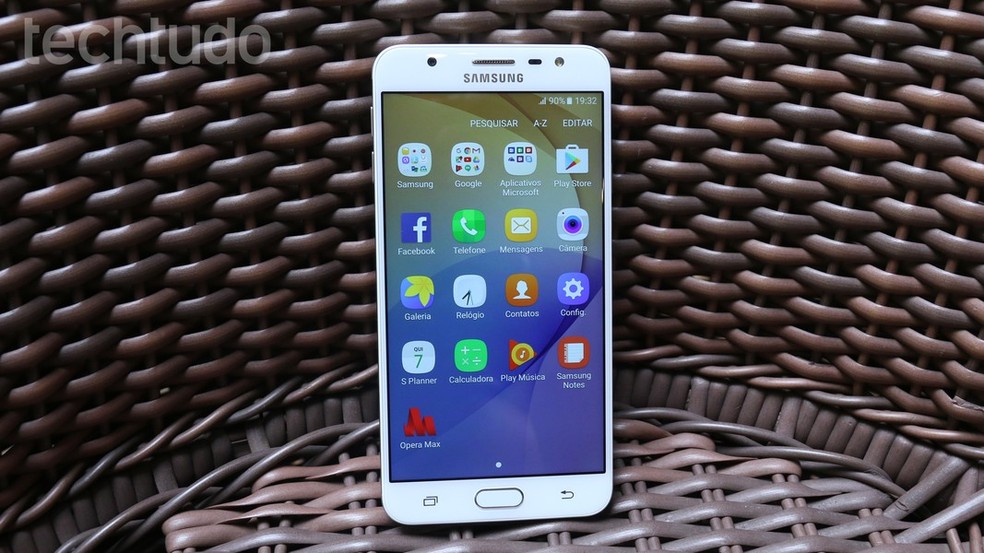 Galaxy J7 Prime tem leitor de impressões digitais, assim como Moto E4 Plus (Foto: Ana Marques/TechTudo)