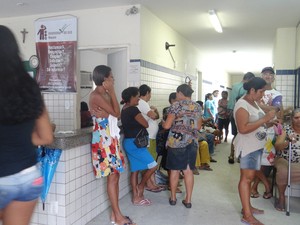 Postos de saúde ficam lotados por causa do aumento nos casos de doenças respiratórias (Foto: Rivângela Gomes/G1)