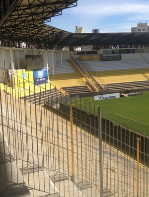 Grades torcida visitante no Heriberto Hülse (Foto: João Lucas Cardoso)