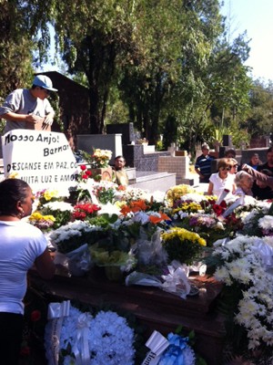 Flores foram depositadas em jazigo da família em Santa Maria (Foto: Alice Pavanello/RBS TV)