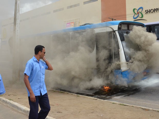 Ônibus pega fogo na Bahia (Foto: Anderson Oliveira / Blog do Anderson)