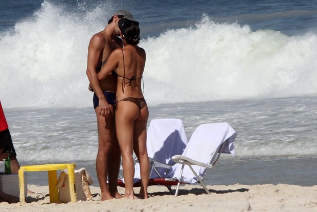 Giba com a namorada (Foto: Marcos Ferreira / Foto Rio News)