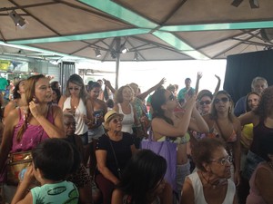 Público ficou animado com o ensaio dos blocos (Foto: Daniel Silveira/ G1)