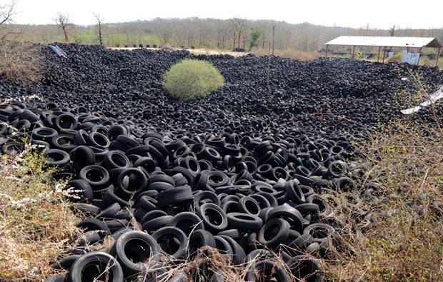 Empresa de reciclagem de pneus usados ​​foi fechada em 2004 (Foto: Eric Cabanis/AFP)