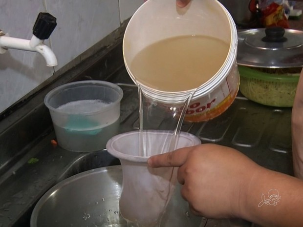 Cozinheiro diz que coa e ferve a água de canal (Foto: TV Verdes Mares/Reprodução)