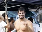 Cauã Reymond disputa campeonato de surfe e passa para a semi-final